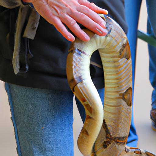 Người xử lý rắn thể hiện sự bình tĩnh và không hung ác của một con mãng xà độc